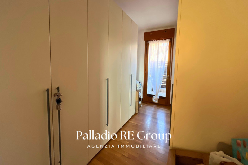 A pochi passi dal centro storico di Vicenza, proponiamo in vendita un esclusivo attico di circa 2...