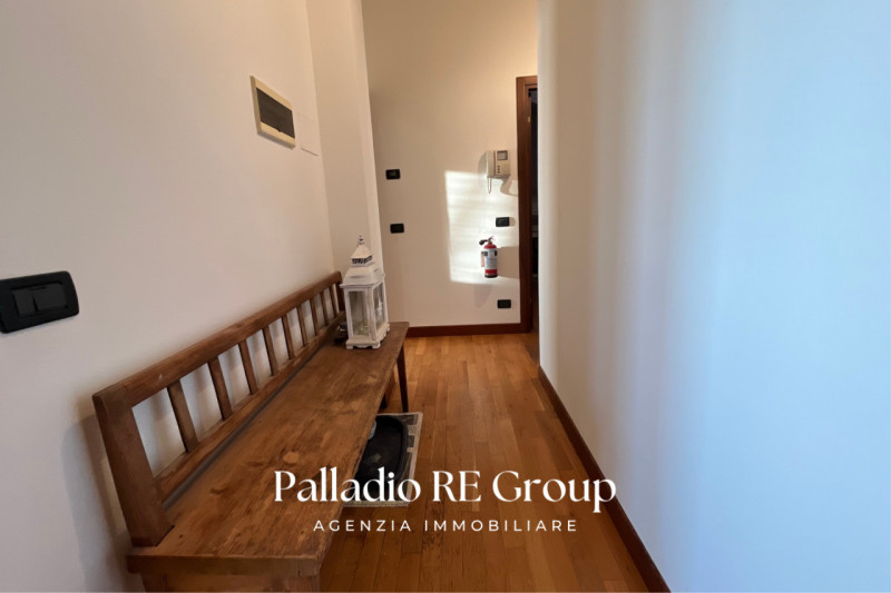 A pochi passi dal centro storico di Vicenza, proponiamo in vendita un esclusivo attico di circa 2...