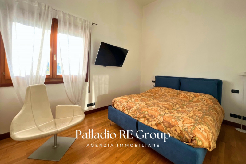 A pochi passi dal centro storico di Vicenza, proponiamo in vendita un esclusivo attico di circa 2...