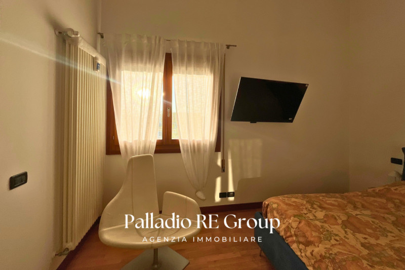 A pochi passi dal centro storico di Vicenza, proponiamo in vendita un esclusivo attico di circa 2...