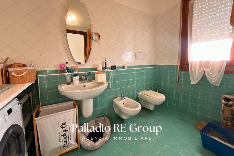 A pochi passi dal centro storico di Vicenza, proponiamo in vendita un esclusivo attico di circa 2...