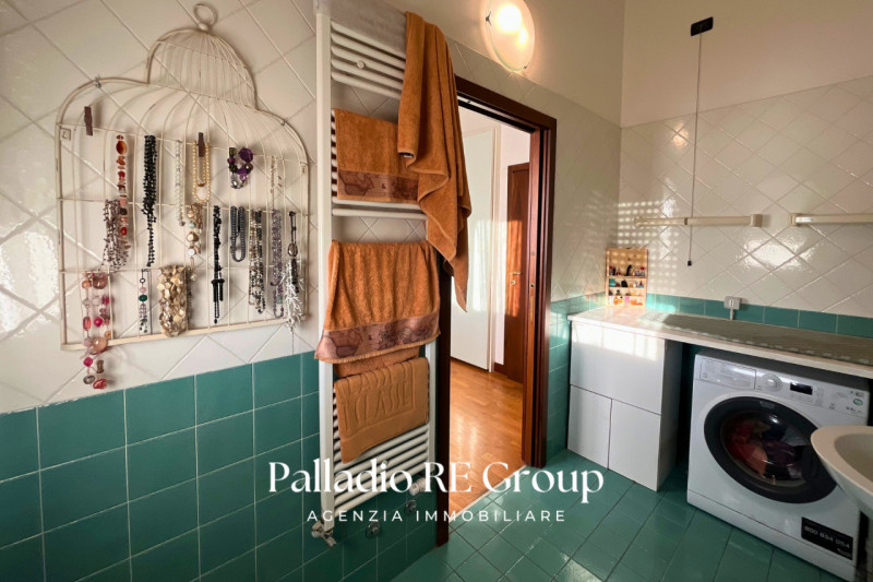 A pochi passi dal centro storico di Vicenza, proponiamo in vendita un esclusivo attico di circa 2...