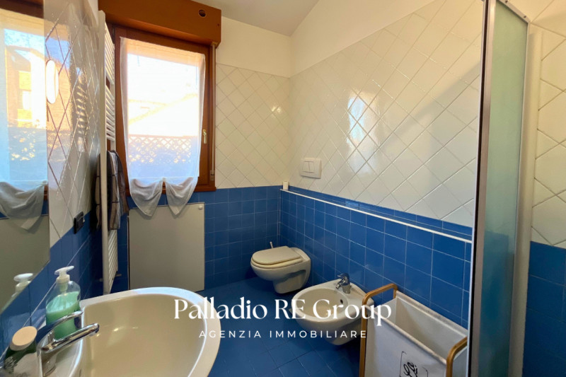 A pochi passi dal centro storico di Vicenza, proponiamo in vendita un esclusivo attico di circa 2...