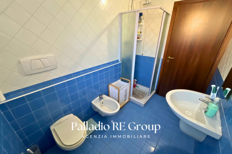 A pochi passi dal centro storico di Vicenza, proponiamo in vendita un esclusivo attico di circa 2...