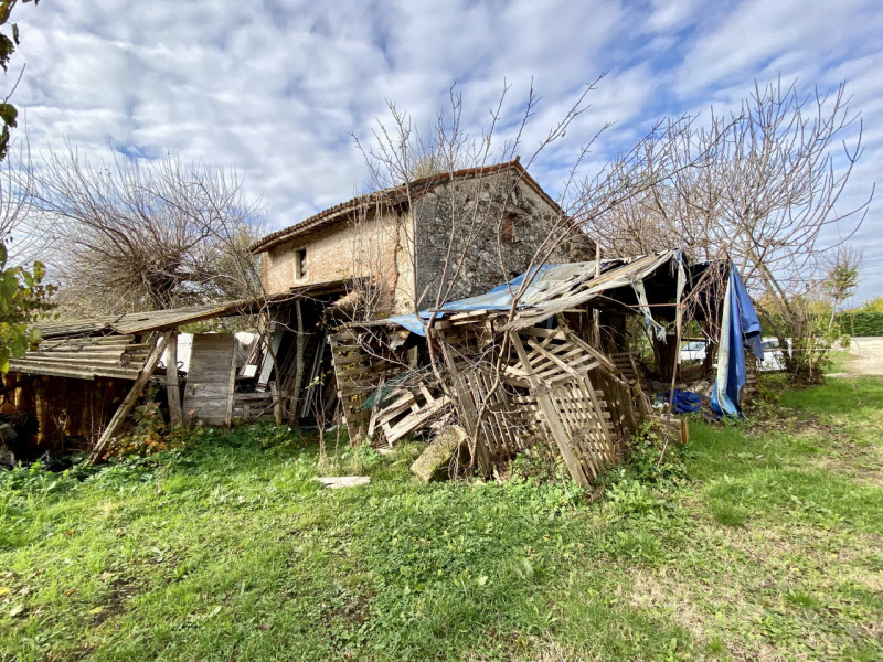 Brendola. In località Pedocchio, proponiamo la vendita di un rustico adatto a essere trasformato ...