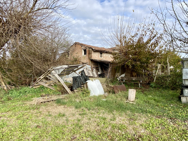Brendola. In località Pedocchio, proponiamo la vendita di un rustico adatto a essere trasformato ...