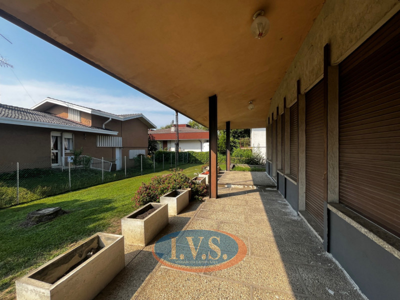 In  posizione tranquilla e riservata del paese di Limena, proponiamo in vendita una villa singola...