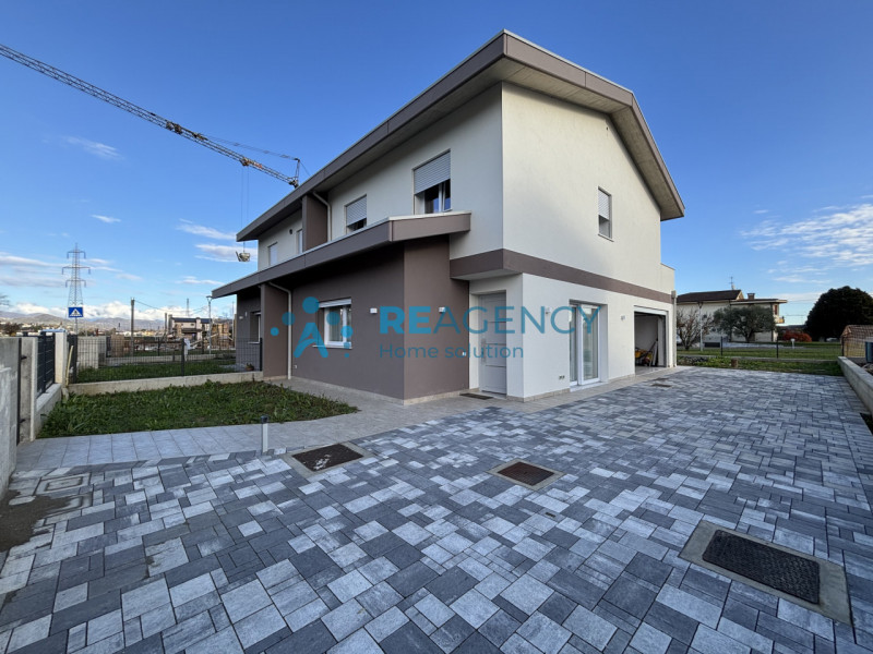 Scopri la tua nuova casa a Sovizzo! Questa splendida bifamiliare, situata in una tranquilla strad...