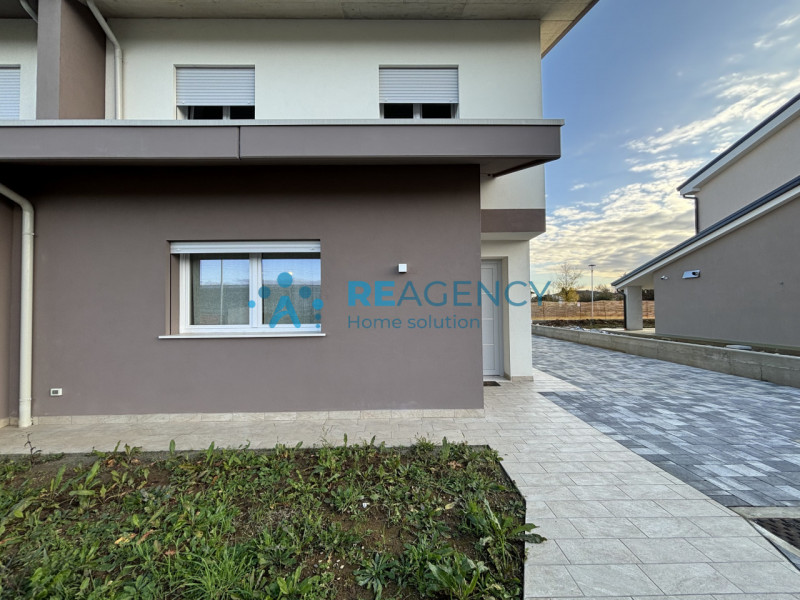 Scopri la tua nuova casa a Sovizzo! Questa splendida bifamiliare, situata in una tranquilla strad...