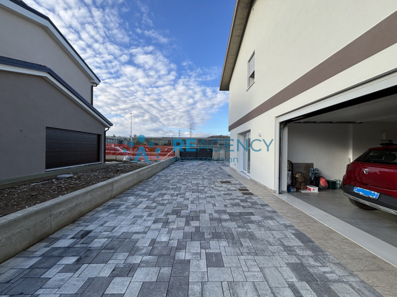 Scopri la tua nuova casa a Sovizzo! Questa splendida bifamiliare, situata in una tranquilla strad...