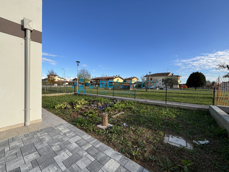 Scopri la tua nuova casa a Sovizzo! Questa splendida bifamiliare, situata in una tranquilla strad...