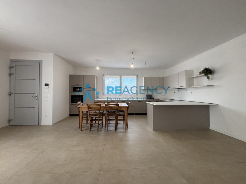 Scopri la tua nuova casa a Sovizzo! Questa splendida bifamiliare, situata in una tranquilla strad...