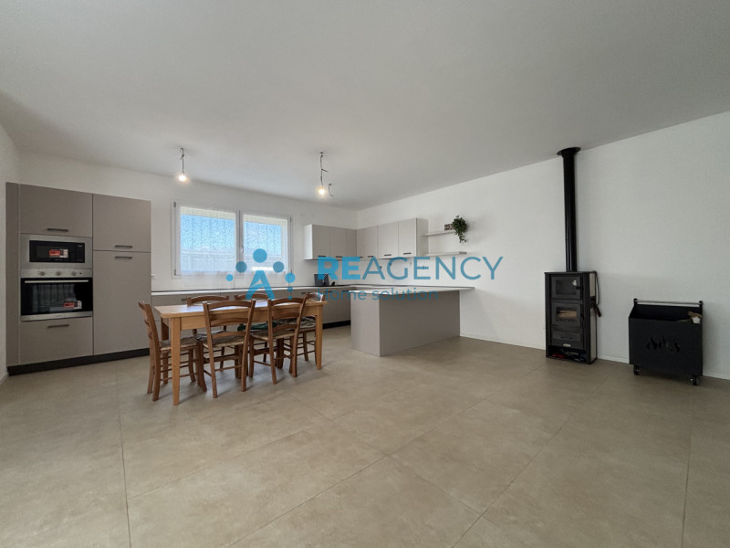 Scopri la tua nuova casa a Sovizzo! Questa splendida bifamiliare, situata in una tranquilla strad...