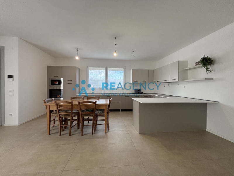 Scopri la tua nuova casa a Sovizzo! Questa splendida bifamiliare, situata in una tranquilla strad...