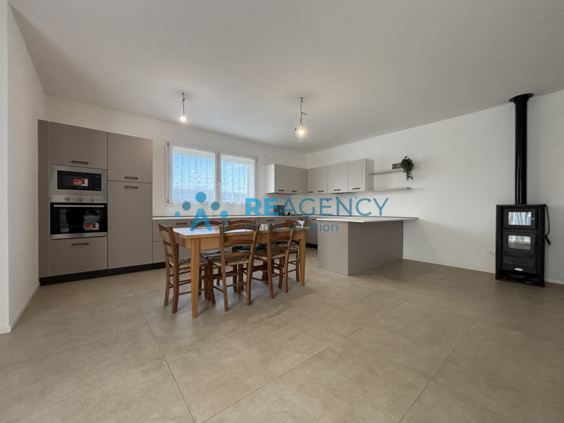 Scopri la tua nuova casa a Sovizzo! Questa splendida bifamiliare, situata in una tranquilla strad...