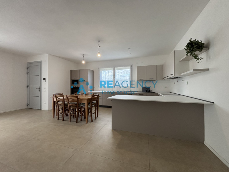 Scopri la tua nuova casa a Sovizzo! Questa splendida bifamiliare, situata in una tranquilla strad...