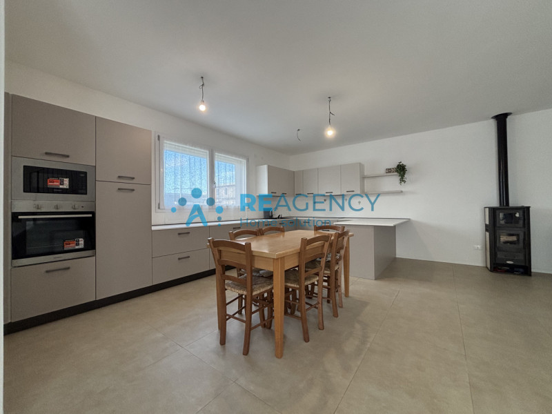 Scopri la tua nuova casa a Sovizzo! Questa splendida bifamiliare, situata in una tranquilla strad...