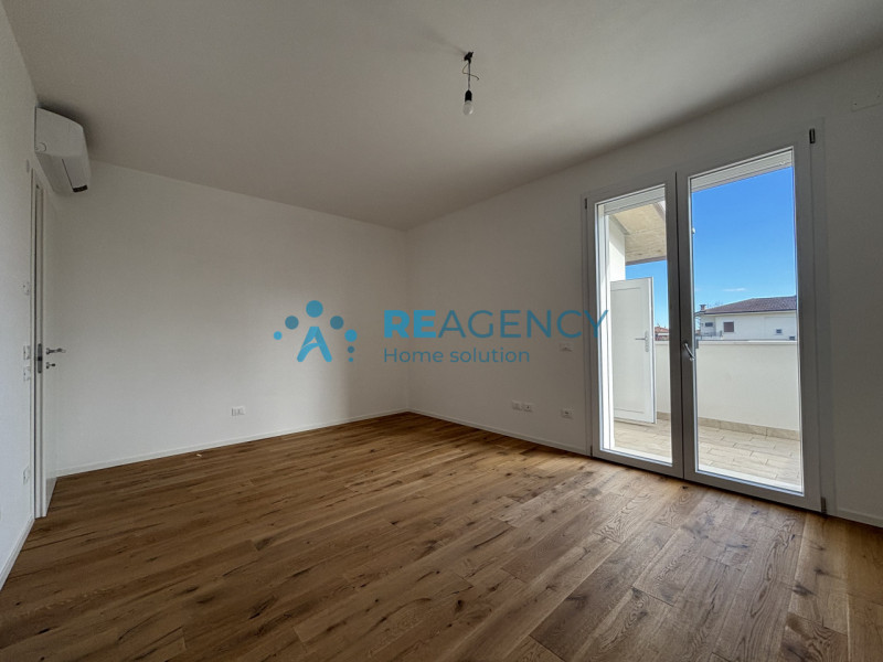 Scopri la tua nuova casa a Sovizzo! Questa splendida bifamiliare, situata in una tranquilla strad...