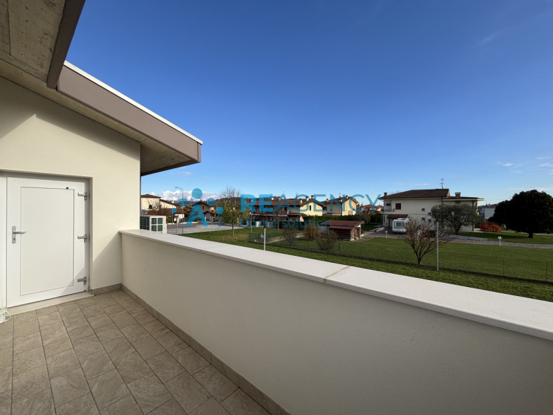 Scopri la tua nuova casa a Sovizzo! Questa splendida bifamiliare, situata in una tranquilla strad...