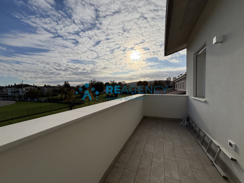 Scopri la tua nuova casa a Sovizzo! Questa splendida bifamiliare, situata in una tranquilla strad...