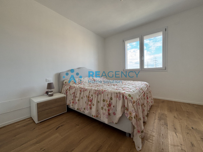 Scopri la tua nuova casa a Sovizzo! Questa splendida bifamiliare, situata in una tranquilla strad...