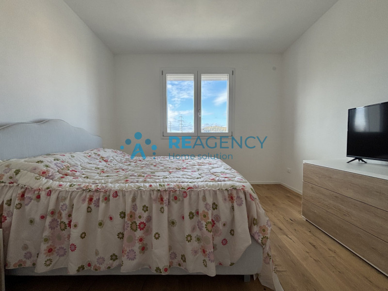 Scopri la tua nuova casa a Sovizzo! Questa splendida bifamiliare, situata in una tranquilla strad...