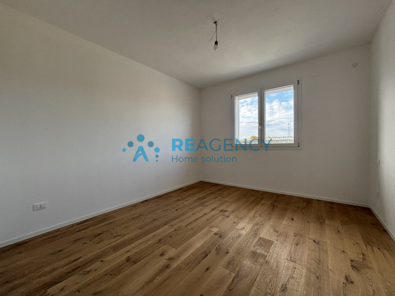 Scopri la tua nuova casa a Sovizzo! Questa splendida bifamiliare, situata in una tranquilla strad...