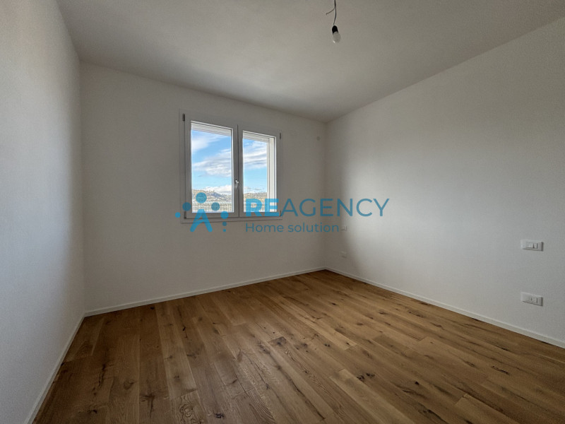 Scopri la tua nuova casa a Sovizzo! Questa splendida bifamiliare, situata in una tranquilla strad...