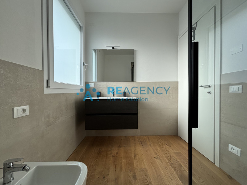 Scopri la tua nuova casa a Sovizzo! Questa splendida bifamiliare, situata in una tranquilla strad...