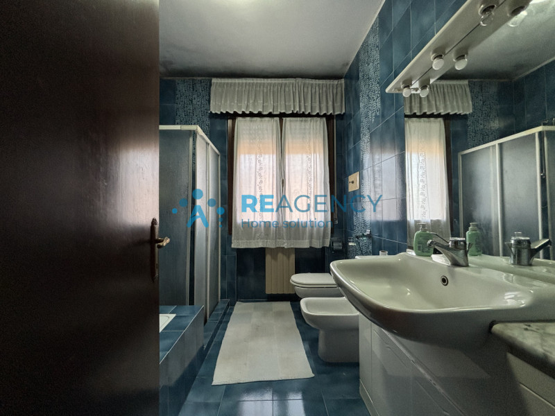 Situato in una delle zone più ricercate di Creazzo, proponiamo in vendita un appartamento all'ult...