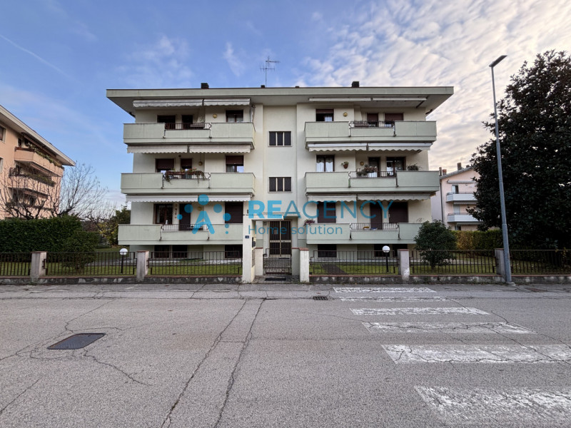 Situato in una delle zone più ricercate di Creazzo, proponiamo in vendita un appartamento all'ult...