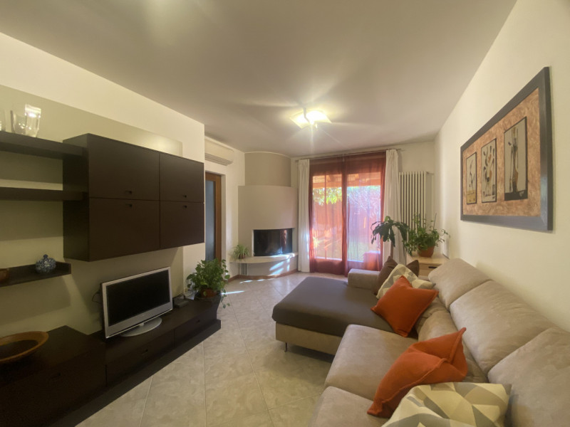 Scopri questa splendida villetta a schiera centrale situata nella tranquilla e comoda zona di Fer...