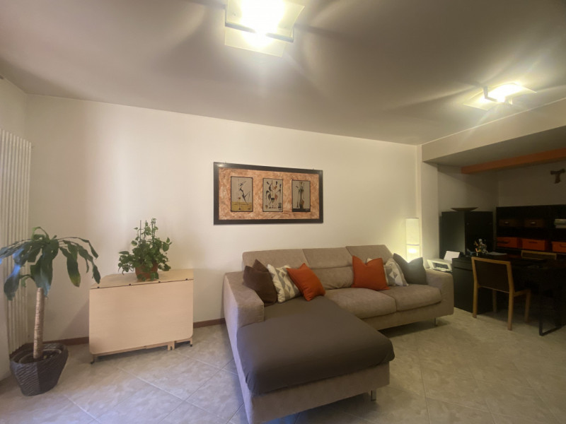 Scopri questa splendida villetta a schiera centrale situata nella tranquilla e comoda zona di Fer...