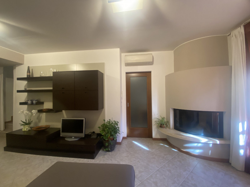 Scopri questa splendida villetta a schiera centrale situata nella tranquilla e comoda zona di Fer...