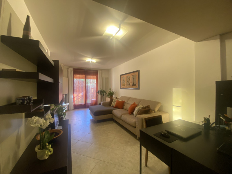 Scopri questa splendida villetta a schiera centrale situata nella tranquilla e comoda zona di Fer...