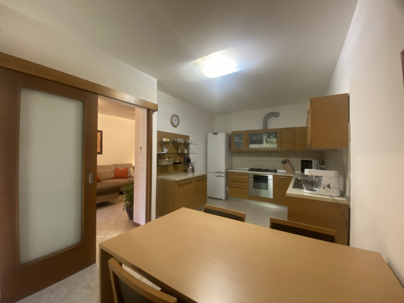 Scopri questa splendida villetta a schiera centrale situata nella tranquilla e comoda zona di Fer...