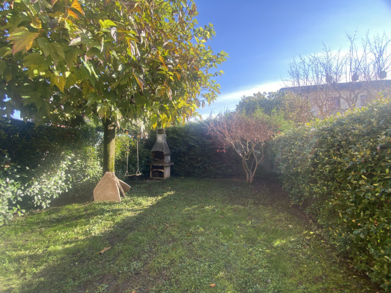 Scopri questa splendida villetta a schiera centrale situata nella tranquilla e comoda zona di Fer...