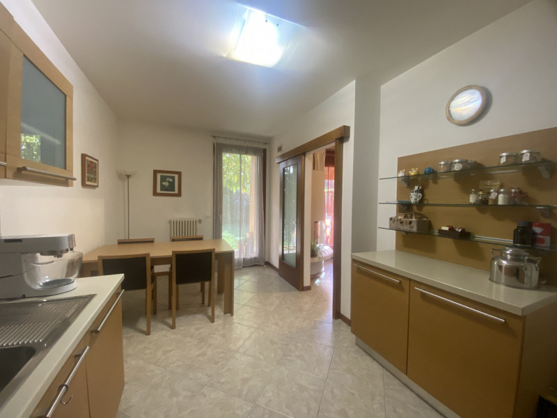 Scopri questa splendida villetta a schiera centrale situata nella tranquilla e comoda zona di Fer...