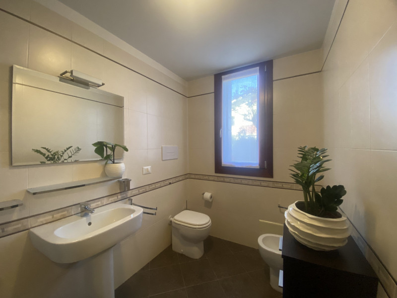 Scopri questa splendida villetta a schiera centrale situata nella tranquilla e comoda zona di Fer...