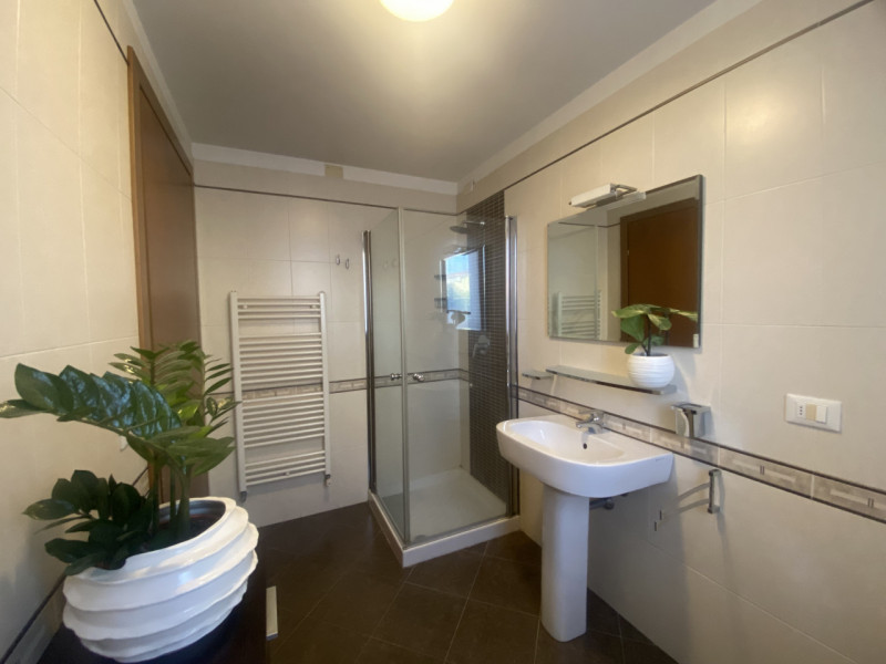 Scopri questa splendida villetta a schiera centrale situata nella tranquilla e comoda zona di Fer...