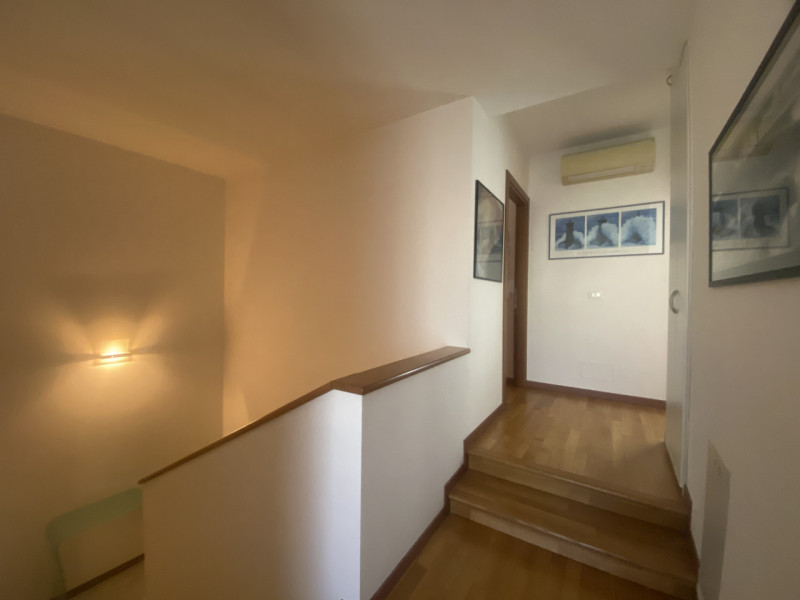 Scopri questa splendida villetta a schiera centrale situata nella tranquilla e comoda zona di Fer...