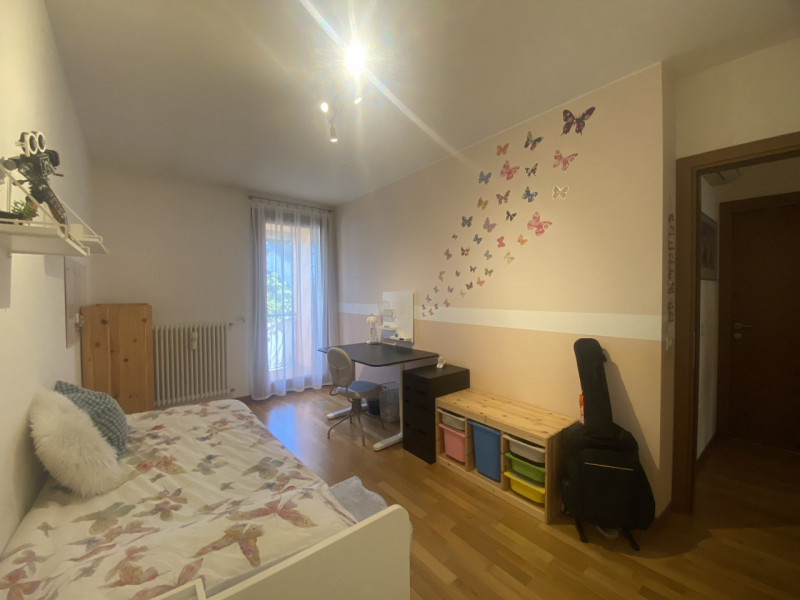 Scopri questa splendida villetta a schiera centrale situata nella tranquilla e comoda zona di Fer...