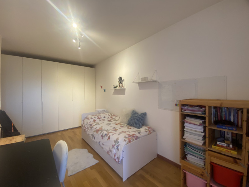 Scopri questa splendida villetta a schiera centrale situata nella tranquilla e comoda zona di Fer...