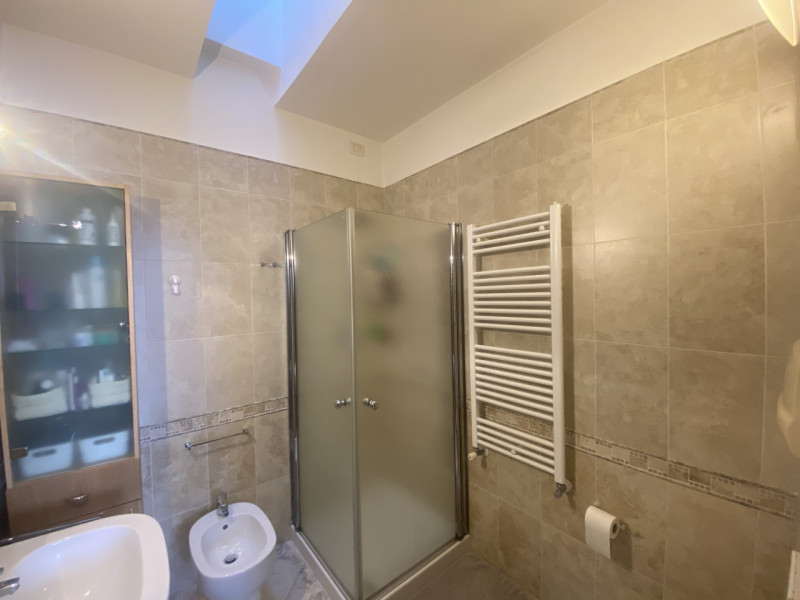 Scopri questa splendida villetta a schiera centrale situata nella tranquilla e comoda zona di Fer...