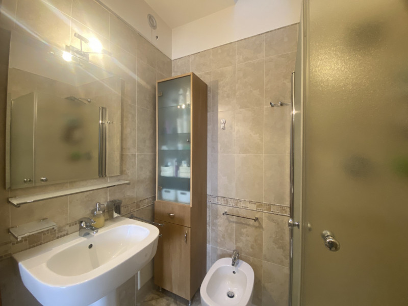 Scopri questa splendida villetta a schiera centrale situata nella tranquilla e comoda zona di Fer...