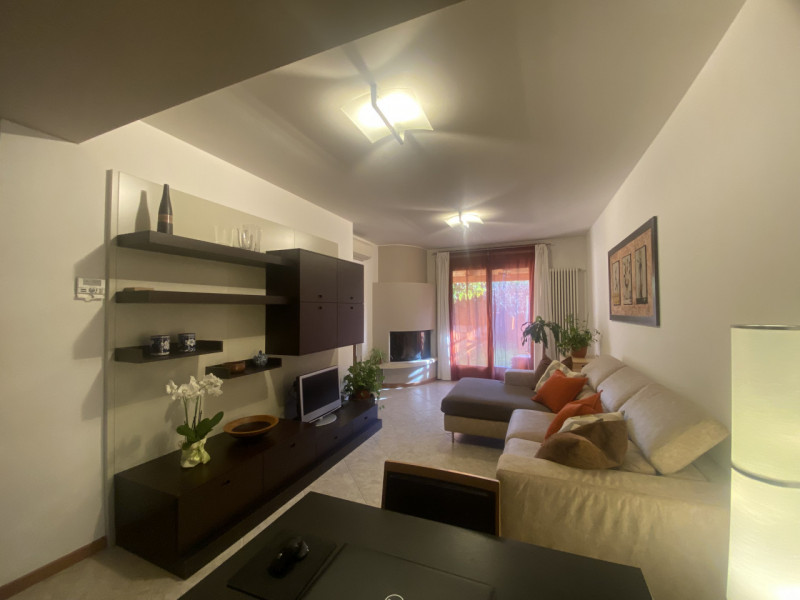 Scopri questa splendida villetta a schiera centrale situata nella tranquilla e comoda zona di Fer...