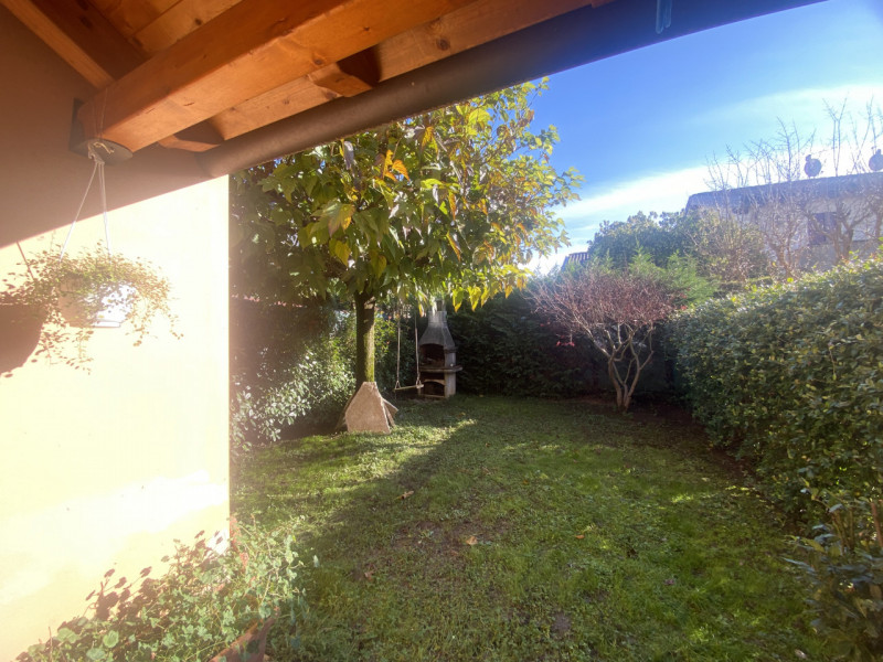 Scopri questa splendida villetta a schiera centrale situata nella tranquilla e comoda zona di Fer...