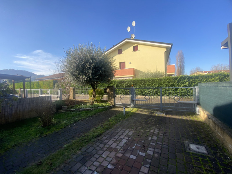 Scopri questa splendida villetta a schiera centrale situata nella tranquilla e comoda zona di Fer...