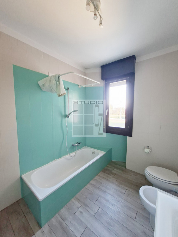 Scopri il tuo nuovo rifugio nel centro di Galliera Veneta! 
Questo affascinante appartamento tril...