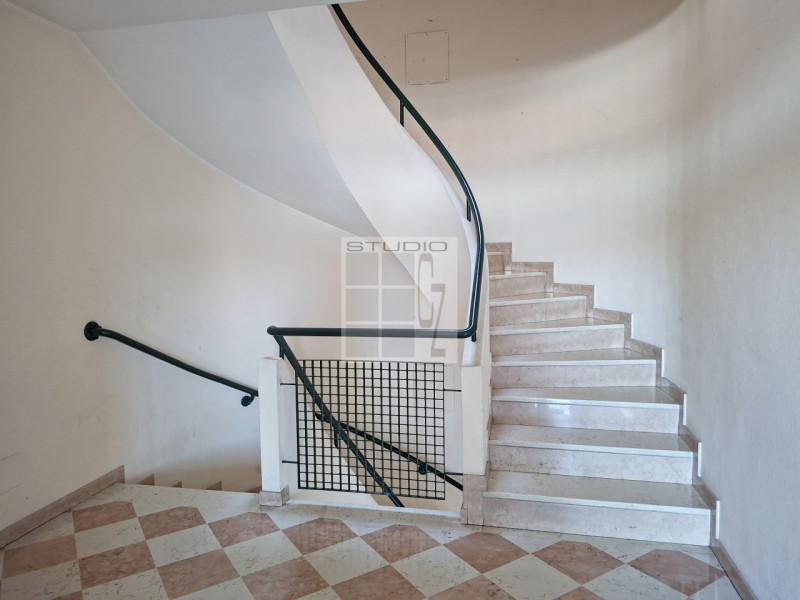 Scopri il tuo nuovo rifugio nel centro di Galliera Veneta! 
Questo affascinante appartamento tril...